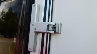 Verstärkung der Türscharniere