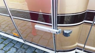 Verstärkung der Türscharniere