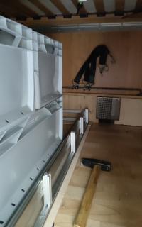 Auszug mit Euro-Boxen unter dem Bett