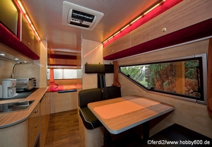 Der Innenraum ist mit RGB LED-Zeilen und der dazugehörigen Steuerung von der Firma Insta gut und stimmungsvoll ausgeleuchtet. 