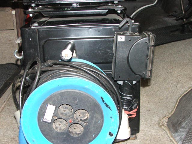 Kabeltrommel neben dem Beifahrersitz